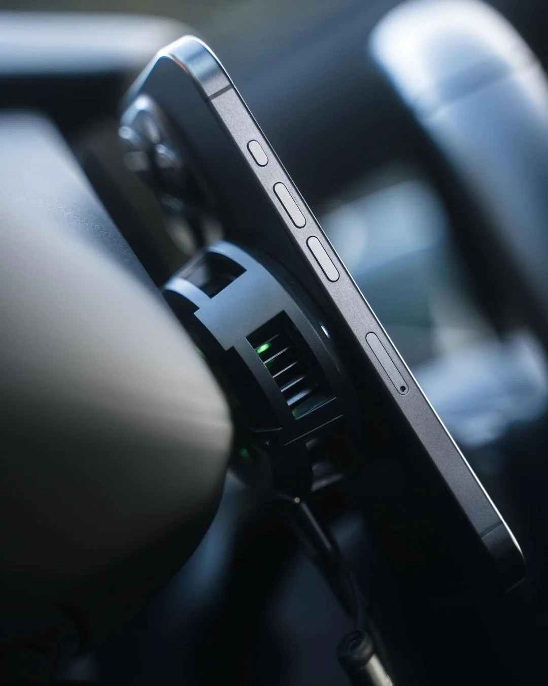 ZEERA SuVolt Gen4 Active Cooling Qi2 Car Mount Charger with MagSafe supports 15W Fast Wireless Charging - Image 7
